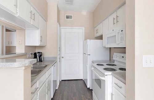 Fort Worth Apartamento | Landing | Stylish 1BD, Pool, Rooftop Lounge