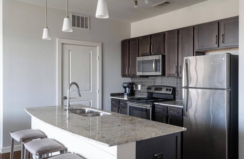 Buda Apartamento | Landing | Stylish 1BD, Yoga Studio, Gym