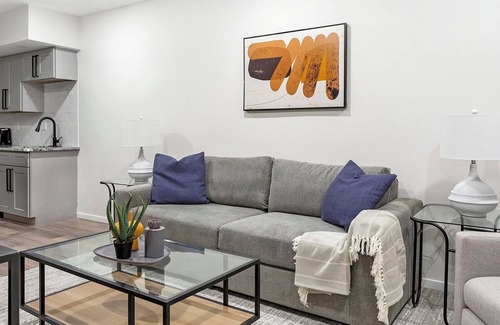 Spruce Hill Apartamento | Landing | Stylish 2BD, Clubhouse, Gym