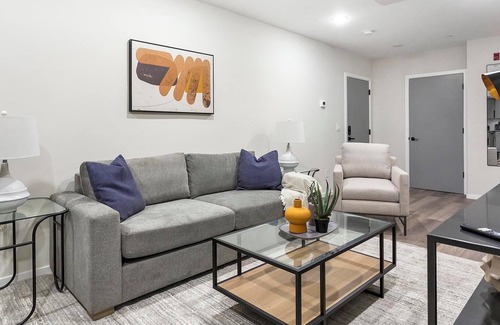 Spruce Hill Apartamento | Landing | Stylish 2BD, Clubhouse, Gym