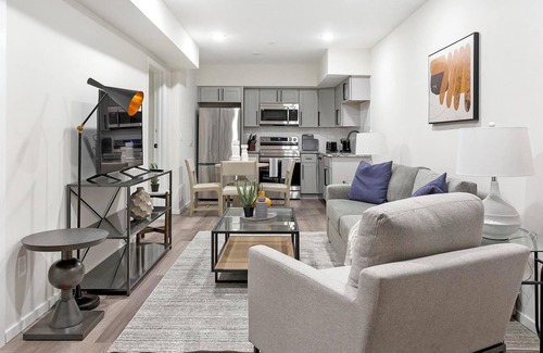 Spruce Hill Apartamento | Landing | Stylish 2BD, Clubhouse, Gym