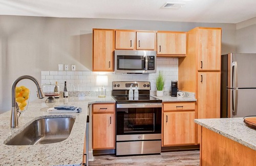 Eureka Apartamento | Landing | Stylish 2BD, Clubhouse, Pool