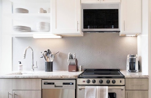 Eureka Apartamento | Landing | Stylish 2BD, Clubhouse, Pool