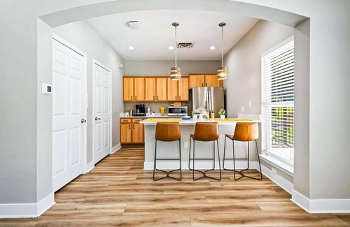 Eureka Apartamento | Landing | Stylish 2BD, Clubhouse, Pool