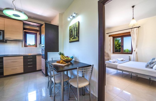 Loutra Villa | Paisaje paradisiaco junto a la piscina.