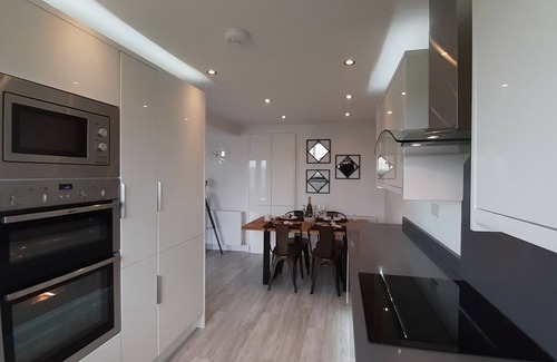 Hepworth Casa | Lane End Cottage Holmfirth - Panoramic Views, Modernised with offroad parking