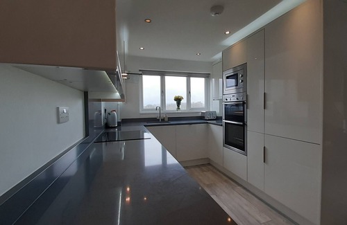 Hepworth Casa | Lane End Cottage Holmfirth - Panoramic Views, Modernised with offroad parking