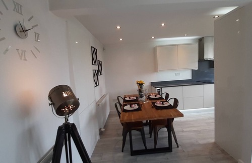 Hepworth Casa | Lane End Cottage Holmfirth - Panoramic Views, Modernised with offroad parking