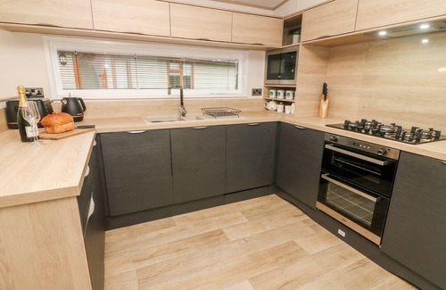 Yealand Conyers Cabaña | LANGDALE LODGE, pet friendly, with a garden in Tewitfield Marina