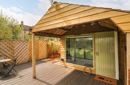 East Portlemouth Cabaña | LANGDALE LODGE, pet friendly, with open fire in Sampford Courtenay