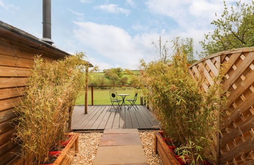 East Portlemouth Cabaña | LANGDALE LODGE, pet friendly, with open fire in Sampford Courtenay