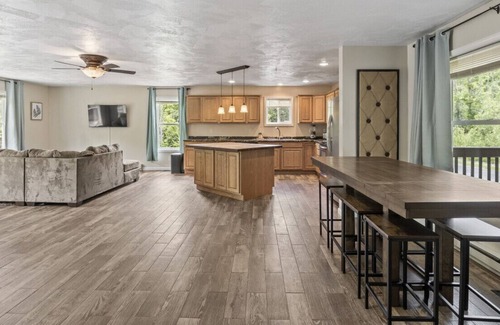 Lansing Apartamento | Lansing upstairs 6 bedroom 3.5 bath · Sp · Spacious Wine Country Retreat! Fire Pit+Grill