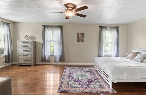 Lansing Apartamento | Lansing upstairs 6 bedroom 3.5 bath · Sp · Spacious Wine Country Retreat! Fire Pit+Grill