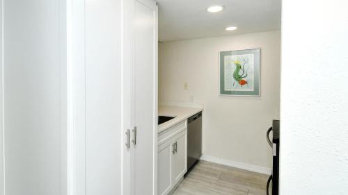 Longboat Key Apartamento | LaPlaya 104E Perfectly located near the path to the beach just steps from the pool