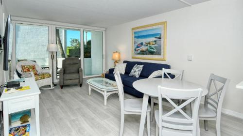 Longboat Key Apartamento | LaPlaya 104E Perfectly located near the path to the beach just steps from the pool