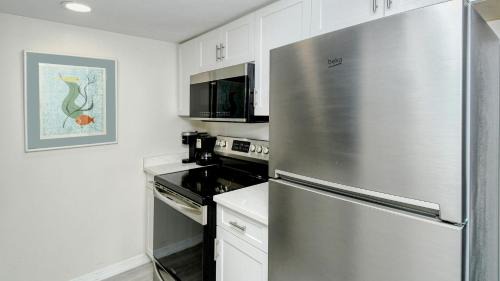 Longboat Key Apartamento | LaPlaya 104E Perfectly located near the path to the beach just steps from the pool