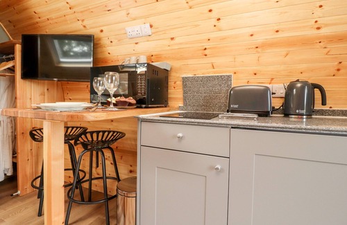 Knott End-on-Sea Cabaña | LAPWING LODGE, romantic, with hot tub in Lancaster