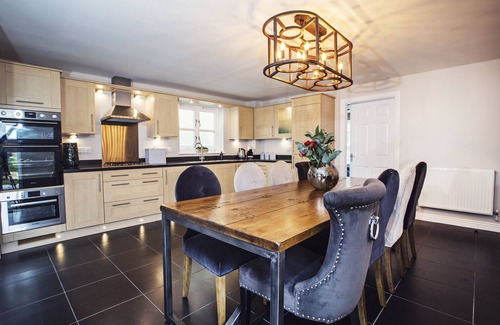 Abergavenny Casa | Larchfield Grange, Beautiful 4 Bedroom House With Stunning View’s & Hot Tub