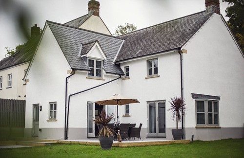 Abergavenny Casa | Larchfield Grange, Beautiful 4 Bedroom House With Stunning View’s & Hot Tub