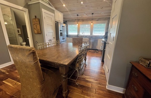 Arcadia Casa | Large 1 Bedroom Barndominium Loft /Arcadia Resort / HOT TUB / SAUNA