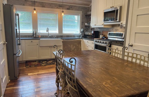 Arcadia Casa | Large 1 Bedroom Barndominium Loft /Arcadia Resort / HOT TUB / SAUNA