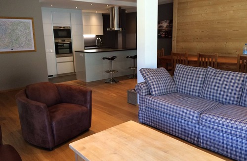 Monetier-les-Bains Apartamento | Amplio apartamento de 120 m2, contemporáneo, centro del pueblo de Monetier, balcón al sur.