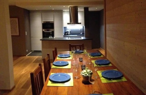 Monetier-les-Bains Apartamento | Amplio apartamento de 120 m2, contemporáneo, centro del pueblo de Monetier, balcón al sur.