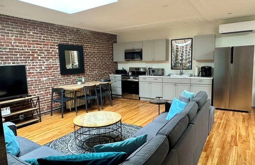 Ellsworth Apartamento | Large 2 Bedroom 1 Bath Apartment right on Main Street in Downtown Ellsworth.