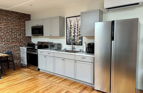 Ellsworth Apartamento | Large 2 Bedroom 1 Bath Apartment right on Main Street in Downtown Ellsworth.