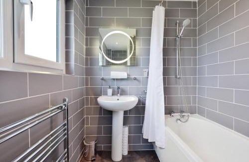 Hereford Casa | Large 2-br City Home Free Parking Sleeps 6