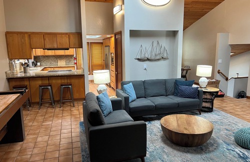 Coos Bay Casa | Large 3 bedroom above park w/ Hot Tub, Sauna and Peloton