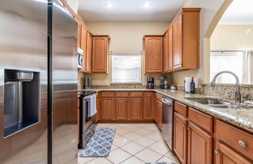 College Park Casa | Large 3 bedroom with King Bed!