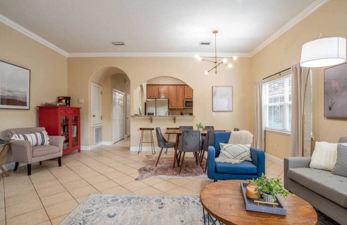 College Park Casa | Large 3 bedroom with King Bed!