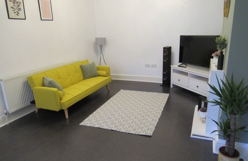 Derby Casa | Large 4 bedroom house -perfect for contractors.