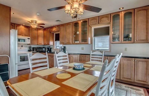 Cape May Court House Casa | Large 5 bedroom Bayfront home with 180 degree unobscured views of the back bay