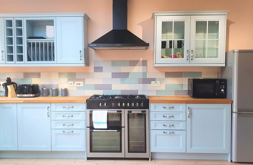 Swindon Casa | Large 5 Bedroom House Terrace Parking