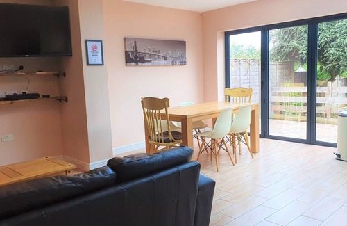 Swindon Casa | Large 5 Bedroom House Terrace Parking