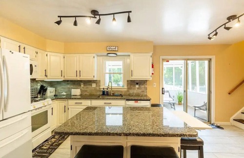 Bowie Cabina | Large 5 BR 9 Beds Near DC/Pool/Hot Tub/Gym/Game Rm/Fire Pit