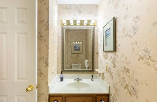 Bowie Cabina | Large 5 BR 9 Beds Near DC/Pool/Hot Tub/Gym/Game Rm/Fire Pit