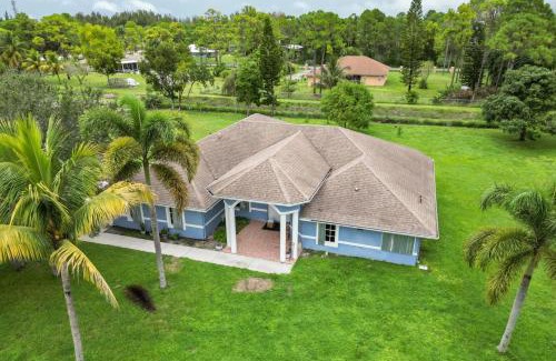 Hunt Club Casa | Large 5BR Home – Pool Table Yard Beaches