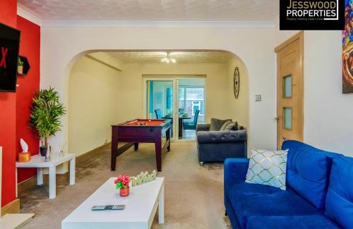 Luton Casa | Large 6 Bedroom Contractor House by Jesswood Properties ShortLets For Groups, Business And Leisure With Free Parking, Wifi and Pool Table