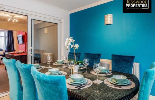 Luton Casa | Large 6 Bedroom Contractor House by Jesswood Properties ShortLets For Groups, Business And Leisure With Free Parking, Wifi and Pool Table