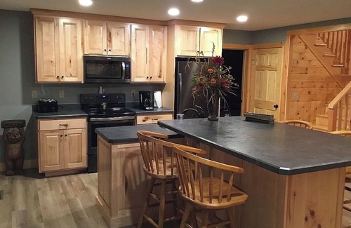 Hyner Cabina | Large 7-Bedroom Cabin Overlooking Pine Creek in Jersey Mills