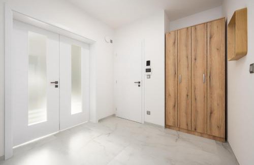 Brno Apartamento | Large Apartment in a Quiet Area with Terrace & Free Garage