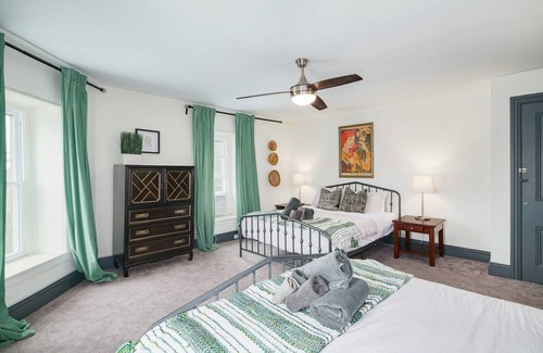 Roxborough-Manayunk Apartamento | Large Parisian Inspired Apartment in Heart of Manayunk