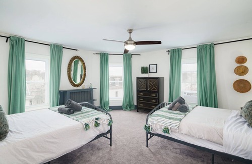Roxborough-Manayunk Apartamento | Large Parisian Inspired Apartment in Heart of Manayunk