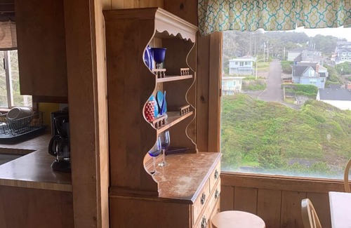 Lincoln City Apartamento | LARGE BOUTIQUE VINTAGE 2 BEDROOM OCEAN VIEW SUITE #2 W/FULL KITCHEN&WOOD BURN FP