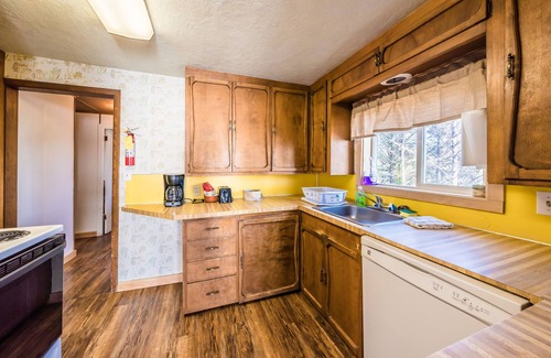 Lincoln City Apartamento | LARGE BOUTIQUE VINTAGE 2 BEDROOM OCEAN VIEW SUITE #2 W/FULL KITCHEN&WOOD BURN FP