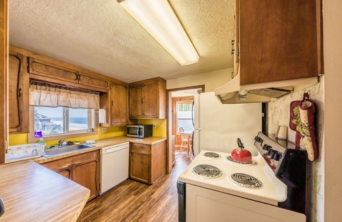 Lincoln City Apartamento | LARGE BOUTIQUE VINTAGE 2 BEDROOM OCEAN VIEW SUITE #2 W/FULL KITCHEN&WOOD BURN FP