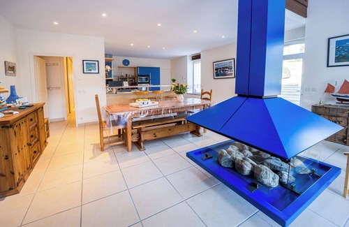 Etel Casa | Large, bright renovated farmhouse